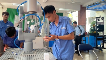 Phụ huynh học sinh hỏi ‘học ngành gì ra trường có việc làm’, chuyên gia trả lời