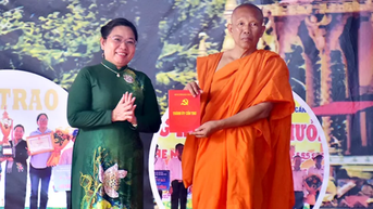 Mừng công 2 đội ghe Ngo chùa Bô Tum Reng Sây Tum Núp giành “cú đúp” vô địch