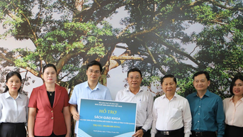 NXBGDVN ចំណាយ 20 ពាន់លានដុងដើម្បីអមដំណើរសិស្សនិងសាលារៀននៅតំបន់រងគ្រោះដោយទឹកជំនន់