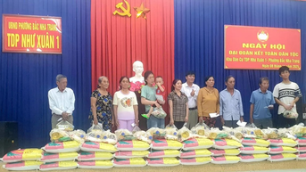 Tổ dân phố Như Xuân 1, phường Bắc Nha Trang tặng quà cho 60 hộ cận nghèo, gia đình khó khăn