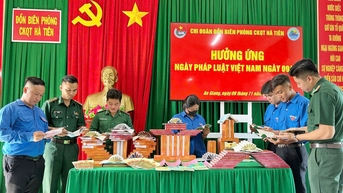 Ngày hội sách tại Đồn Biên phòng Cửa khẩu quốc tế Hà Tiên