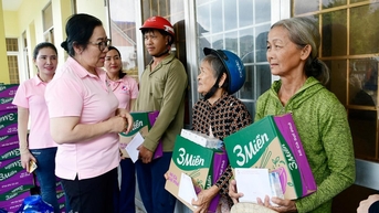 Hội Nữ doanh nhân Phú Yên chia sẻ khó khăn với người dân vùng bão lũ