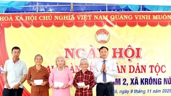 Chung vui Ngày hội Đại Đoàn kết toàn dân tộc ở thôn Đắk Mâm 2