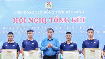 Bac Ninh ផ្តល់កិត្តិយសដល់ក្រុមចំនួនពីរដែលចូលរួមក្នុងការប្រកួតកីឡាបាល់ទាត់កម្មករ និងមន្ត្រីរាជការវៀតណាមឆ្នាំ 2025