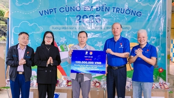 VNPT Hà Nội tặng quà cho học sinh xã Yên Minh