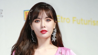 'Nữ hoàng gợi cảm' HyunA ngất xỉu trên sân khấu khi đang biểu diễn