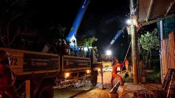 Điện lực miền Trung khôi phục cấp điện cho 80% khách hàng bị ảnh hưởng bởi bão số 13