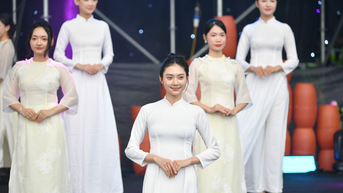 Phụ nữ Thủ đô đồng diễn áo dài