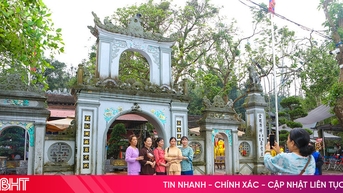 Du khách muôn phương hành hương về đền Chợ Củi ngày cuối tuần