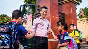 នាយករង និង 'បដិវត្តន៍តូច' បោះបង់អ្នកស៊ើបអង្កេត ស្វាគមន៍សិស្សដោយចាប់ដៃ