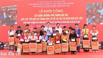 សប្បាយ​រីក​រាយ​យ៉ាង​ខ្លាំង​របស់​ប្រជាជន​នៅ​តាម​ព្រំដែន