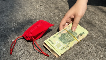 Người phụ nữ mang số tiền hơn 10 triệu đồng trả lại cho người đánh rơi