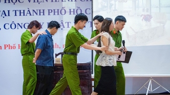 Sinh viên “biến hình" thành cảnh sát, người bán hàng để hiểu rõ pháp luật