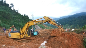 ការ​ជម្នះ​ការ​រអិល​បាក់​ដី​លើ​ផ្លូវជាតិ​លេខ​១៤E៖ នៅ​តែ​ចំណាយ​ពេល​យូរ