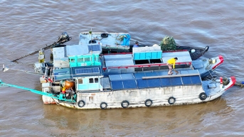 ឈ្មួញ​ឆ្លុះ​បញ្ចាំង​ពី​ទន្លេមេគង្គ