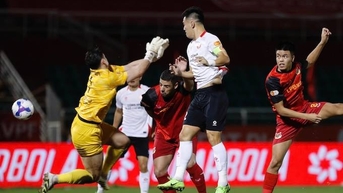 ក្លឹប Ninh Binh បានឈ្នះយ៉ាងត្រចះត្រចង់ 4-3 លើក្រុម CA TP.HCM ដោយកាន់តំណែងកំពូលក្នុង V-League យ៉ាងរឹងមាំ។