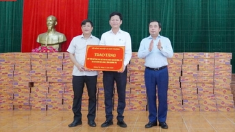 រដ្ឋមន្ត្រី Tran Duc Thang បានទៅសួរសុខទុក្ខ និងជូនអំណោយដល់ប្រជាជននៅតំបន់រងគ្រោះទឹកជំនន់ខេត្ត Quang Tri