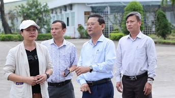 អនុប្រធានគណៈកម្មាធិការប្រជាជនខេត្ត លោក Nguyen Tu Cong Hoang បានត្រួតពិនិត្យការងារជំនះពុះពារលើផលវិបាកដោយព្យុះលេខ ១៣ នៅសួនឧស្សាហកម្ម។