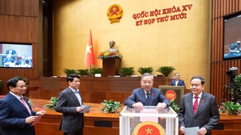 ប្រធានតុលាការប្រជាជនកំពូល លោក Nguyen Van Quang ស្បថចូលកាន់តំណែង។