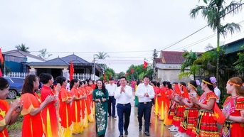 Phó Chủ tịch UBND tỉnh Hoàng Phú Hiền chung vui Ngày hội Đại đoàn kết cùng nhân dân xóm Sơn Hải, xã Nghĩa Lộc