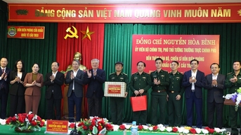 Phó Thủ tướng Thường trực Nguyễn Hòa Bình thăm Đồn biên phòng Cửa khẩu quốc tế Cầu Treo