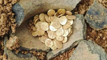 Phát hiện kho báu 103 đồng tiền vàng trong ngôi đền cổ Ấn Độ