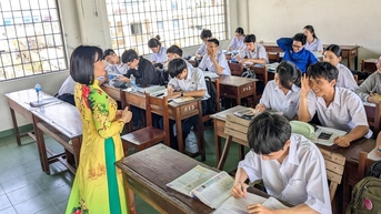 ទ្វារ​បន្ទប់​រៀន និង​ដំបូល​ប្រក់​ក្បឿង​ត្រូវ​ខ្យល់​ព្យុះ សិស្ស​នៅ​តែ​ត្រឡប់​ទៅ​សាលា​វិញ។