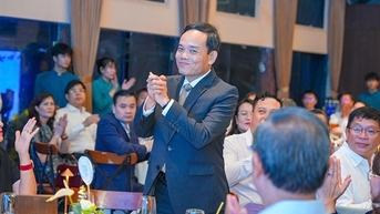 លេខាគណៈកម្មាធិការបក្សទីក្រុង លោក Tran Luu Quang បានជួបសំណេះសំណាល និងឆ្លើយតបរាល់បញ្ហាដែលបានលើកឡើងដោយថ្នាក់ដឹកនាំសាកលវិទ្យាល័យ។