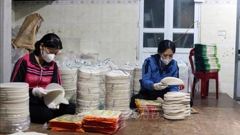 ប្រើកម្លាំងដើម្បីអភិវឌ្ឍសិប្បកម្មប្រពៃណីធ្វើក្រដាសអង្ករពីភូមិជើង