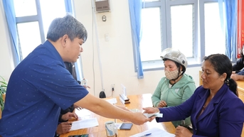 ជិត 500 គ្រួសារនៅឃុំ Hiep Thanh បានទទួលជំនួយហិរញ្ញវត្ថុដើម្បីជំនះគ្រោះធម្មជាតិ។