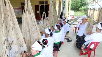 ពីត្បាញទៅជនបទថ្មី - ការធ្វើដំណើរដើម្បីរក្សាពណ៌នៃផែនដីជាមួយនឹងអង្រឹង hemp