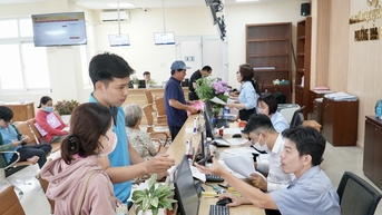 Công chức phường, xã TP.HCM ký sao y, chứng thực: Giảm tải áp lực