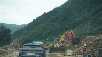 ថ្ងៃដំបូងនៃការបើកផ្លូវមួយនៅលើផ្លូវ La Son - Hoa Lien