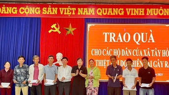 ប្រធានគណៈកម្មាធិការកិច្ចការផ្ទៃក្នុងនៃគណៈកម្មាធិការបក្សទីក្រុង Da Nang លោក Vo Cong Chanh ប្រគល់អំណោយជូនប្រជាពលរដ្ឋដែលរងគ្រោះដោយគ្រោះធម្មជាតិនៅឃុំ Tay Ho។