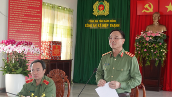 អនុរដ្ឋមន្ត្រីក្រសួងសន្តិសុខសាធារណៈ Pham The Tung ធ្វើការជាមួយប៉ូលីសឃុំ Hiep Thanh