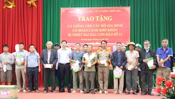 Tặng cá giống, thuốc thú y cho hộ nuôi thuỷ sản ở phường Đa Mai