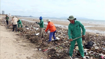 Rác thải đại dương tràn vào bãi biển bãi Sau