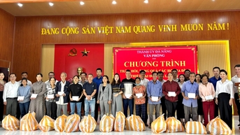 Chánh Văn phòng Thành ủy Trần Thắng Lợi kiểm tra công tác khắc phục hậu quả mưa lũ tại xã Vu Gia