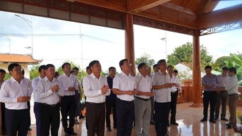 Chủ tịch UBND tỉnh Lâm Đồng Hồ Văn Mười dâng hương tại Di tích lịch sử lưu niệm N’Trang Gưh