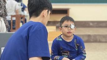 ទើបតែចូលរៀនថ្នាក់ទីមួយ ហើយជាងពាក់កណ្តាលនៃថ្នាក់គឺ មើលឃើញជិត មើលឃើញឆ្ងាយ ឬអាចម៍ផ្កាយ។