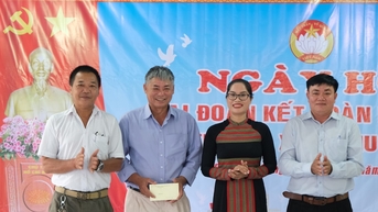 ទិវា​ឯកភាព​ជាតិ​ដ៏​អ៊ូអរ​នៅ​ភូមិ ៨ ឃុំ Da Huoai ៣