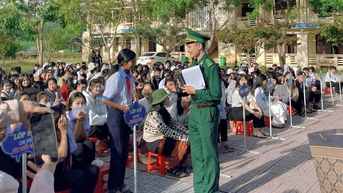 ការ​ឃោសនា​ច្បាប់​សម្រាប់​សិស្ស​នៅ​តាម​តំបន់​ព្រំដែន