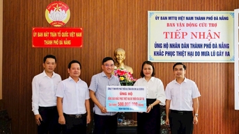 CIZIDCO បរិច្ចាគ 500 លានដុង ដើម្បីជួយអ្នកស្រុក Da Nang ដែលរងគ្រោះដោយព្យុះ និងទឹកជំនន់