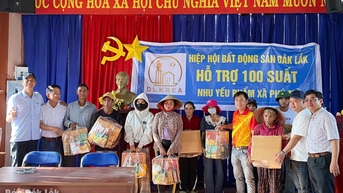 Trao 100 suất quà hỗ trợ người dân xã Phú Mỡ bị thiệt hại do bão số 13