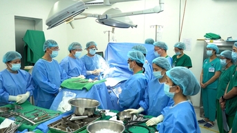 "White Night" នៅ Cho Ray ការវះកាត់ធំៗចំនួន 7 និងការប្តូរសួតដំបូងនៅភាគខាងត្បូង