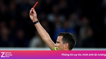 Cầu thủ bị thẻ đỏ vì đi vệ sinh ngay trong sân
