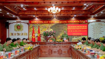 ឧត្តមសេនីយឯក Pham The Tung ធ្វើការជាមួយប៉ូលីស Lam Dong