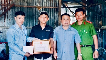 Xã Đồng Xuân khen thưởng đột xuất thanh niên dũng cảm cứu người giữa lũ