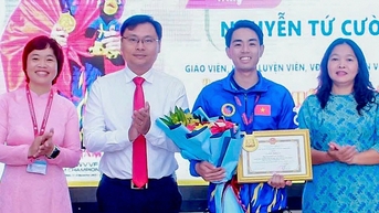 Tuyên dương thầy giáo Nguyễn Tứ Cường đoạt huy chương vàng Giải vô địch Vovinam Thế giới