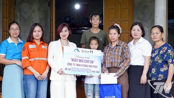 Trao học bổng 'Ngày mai cho em' tại xã Phú Lạc